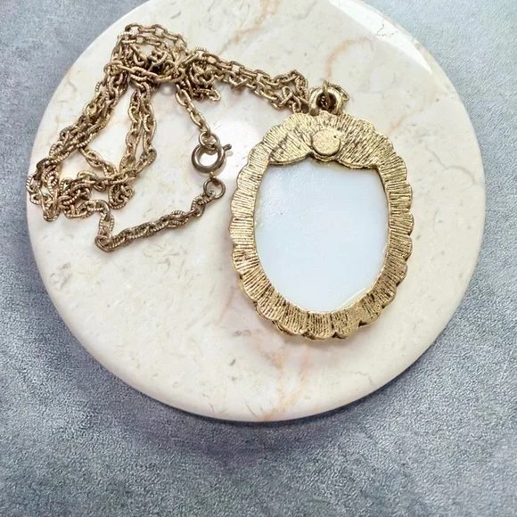 Vintage Victorian Style Floral Cameo Gold Tone Porcelain Pendant Chain Necklace - Picture 3 of 4